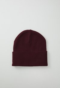 Berretto a maglia bordeaux con risvolto, realizzato in tessuto morbido ed elastico. Presenta una texture liscia e un design con parte superiore arrotondata.