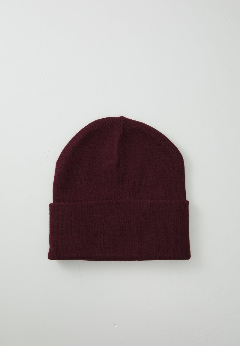 Bordeaux gebreide beanie met een opgerolde rand, gemaakt van zachte, rekbare stof. Heeft een gladde textuur en een afgerond topontwerp.