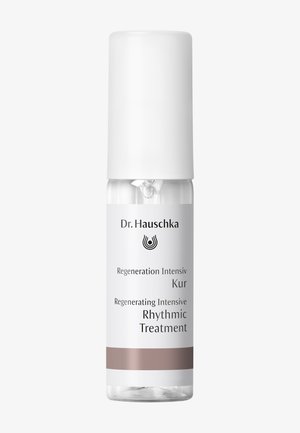 Traitement rythmique intensif régénérant Dr. Hauschka dans un flacon transparent avec pompe et étiquette blanches, et bande d'accent taupe à la base.