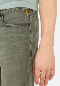 Grijze denim jeans met een rechte snit, oranje stiksels en een vijf-pocket ontwerp, met een gladde textuur en minimalistische stijl.