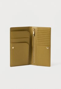 Portofel din piele verde măsliniu, cu finisaj texturat, prevăzut cu sloturi pentru carduri, un buzunar cu fermoar și un detaliu de închidere cu capse.