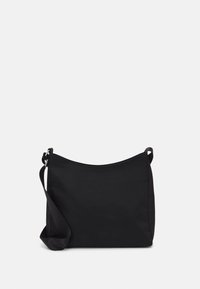 Černá kabelka přes rameno z odolného materiálu, s hladkou texturou, zakřiveným vrcholem a dlouhým nastavitelným popruhem. Bez viditelných kovových částí.