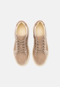 Beige Sneakers aus einer Kombination von glattem Leder und Wildleder, mit perforierten Details, Schnürverschluss und leichter Gummisohle.
