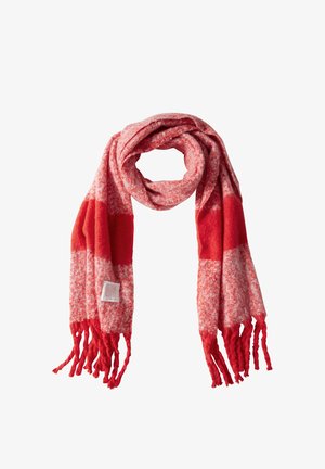 Červený a růžový kostkovaný šál vyrobený z měkké látky, s třásněmi na koncích a štítkem s pokyny k údržbě.