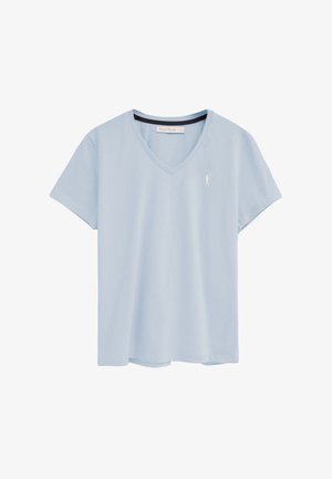 Camiseta de manga corta azul claro con cuello en V, con pequeño logo bordado blanco de jugador de polo en el pecho izquierdo y ribete interior del cuello negro.