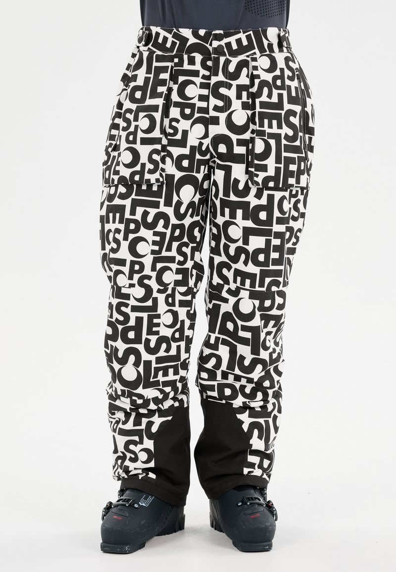 Zwart-witte sneeuwbroek met een gedurfd typografiepatroon, meerdere zakken en zwarte accenten bij de boorden en taille.