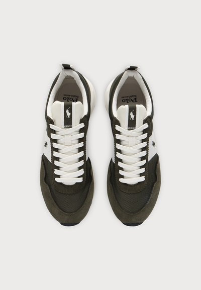Ζευγάρι μαύρα και λευκά sneakers Polo Ralph Lauren με λευκά κορδόνια και λογότυπο της μάρκας στη γλώσσα και στα πλάγια, φωτογραφημένα από πάνω σε λευκό φόντο.
