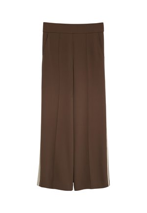 Pantaloni marroni a gamba larga con tasche laterali e righe bianche verticali lungo le cuciture esterne, davanti piatto e vita elastica.