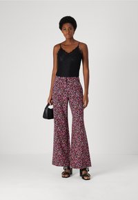 Fabienne Chapot PUCK TROUSERS - Hlače - black/tawny brown