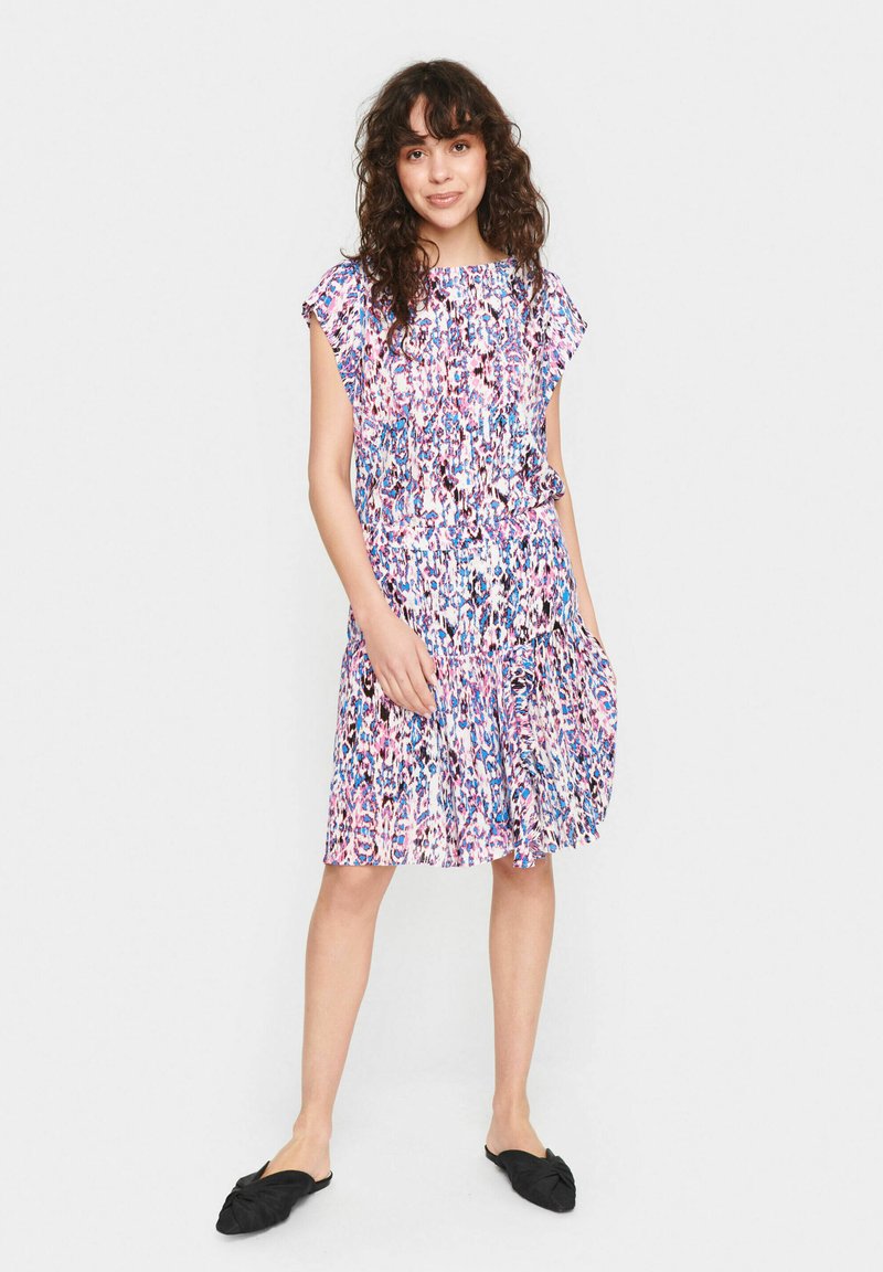 Sukienka w kwiatowy wzór w odcieniach różu i niebieskiego, wykonana z lekkiego materiału. Posiada okrągły dekolt i rozkloszowany dół.