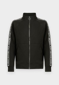 Czarna bluza na zamek wykonana z miękkiego materiału, z wysokim kołnierzem i białymi detalami z logo na rękawach. Mankiety i dół bluzy są ściągane.