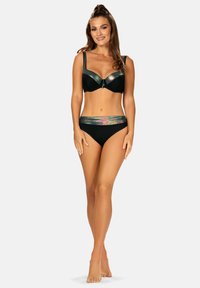 Czarny biustonosz i pasujący bikini z iryzującymi akcentami. Biustonosz ma szerokie ramiączka i zamek błyskawiczny; bikini posiada błyszczący pas.