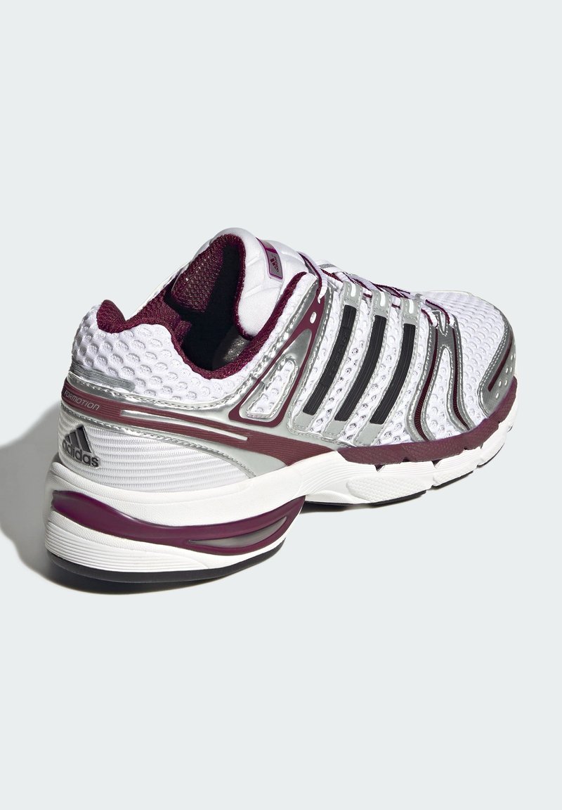 Hvid og bordeaux Adidas løbesko med åndbar mesh, sorte striber, polstret sål og størrelsesmærke 42 synligt på tungen.