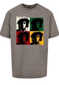 Graues Baumwoll-T-Shirt mit einem zentralen Grafikdesign von vier Porträts in Grün, Rot, Gelb und Schwarz, und dem Text "MARLEY" darüber.