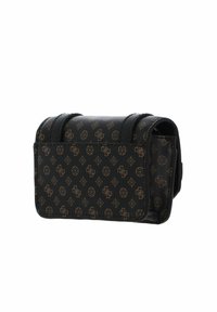 Sac en cuir noir avec un motif répété de logo marron, forme rectangulaire, deux poignées supérieures et une fermeture à rabat. Texture lisse.