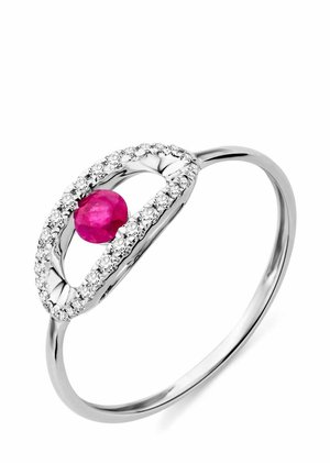 Anello in argento con una montatura ovale di piccole pietre chiare che circondano una gemma centrale tonda di un rosa acceso.