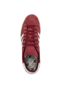 Sneaker rossa in suede con strisce in pelle bianca, lacci piatti e una soletta interna a motivo con il logo adidas. Suola in gomma arrotondata.