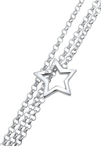 Armband i sterlingsilver med dubbla kedjor och en ihålig stjärncharm i mitten. Designen är elegant med en polerad yta.