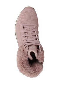 Baskets de sport roses avec tige en cuir perforé, col en fausse fourrure, lacets plats et semelle en caoutchouc. Présente un bout arrondi et un intérieur rembourré.
