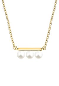 Guldhalskæde med tre hvide perler placeret på en vandret stang, med en sammenkædning. Perlerne er runde og skinnende.