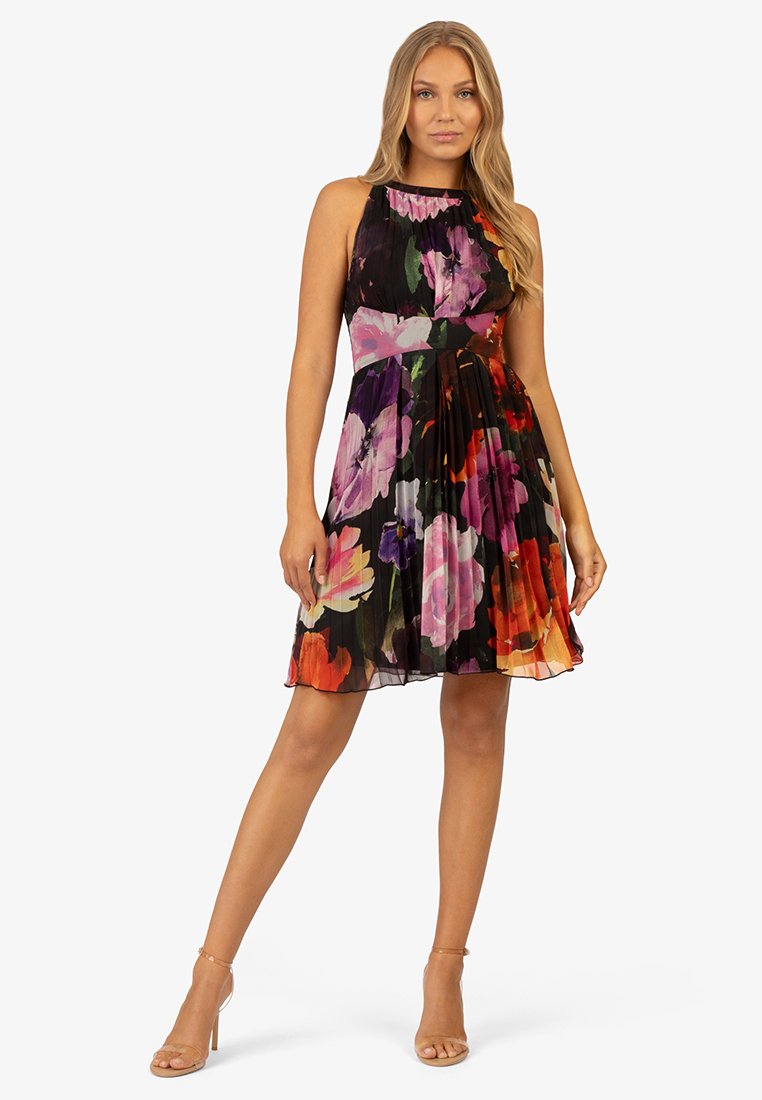 Vestido con estampado floral y diseño plisado, base negra, flores vibrantes en rosa, púrpura y naranja, sin mangas y con una cintura ajustada.