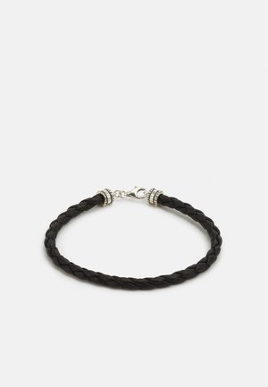 Schwarzes geflochtenes Lederarmband mit silbernen Metallakzenten und einem Verschluss. Es zeichnet sich durch aufwendiges Weben und eine glatte Textur aus.