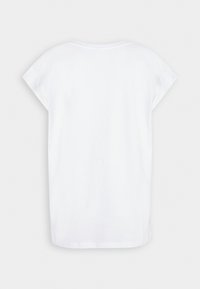 Camiseta blanca de manga corta con un corte relajado, fabricada en suave algodón, con cuello redondo y sin patrones ni adornos visibles.