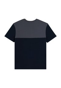 Camiseta de manga corta en bloques de color gris y azul marino oscuro. Material de algodón con cuello redondo y una textura suave. Diseño básico, sin detalles adicionales.