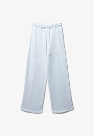 Pantalons larges blancs faits d'un matériau doux, dotés d'une taille élastique avec cordon de serrage et de détails de couture subtils le long des coutures.