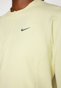 Nike Performance RUN - Langarmshirt - life lime