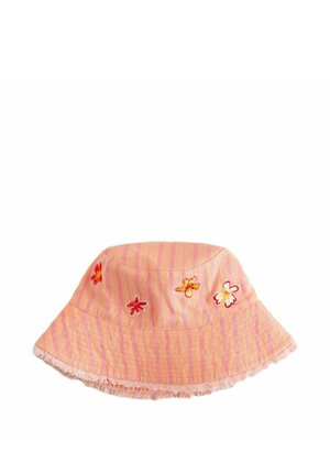 Roze gestreepte bucket hat met geborduurde rode, gele en witte bloemen en een rafelige rand.