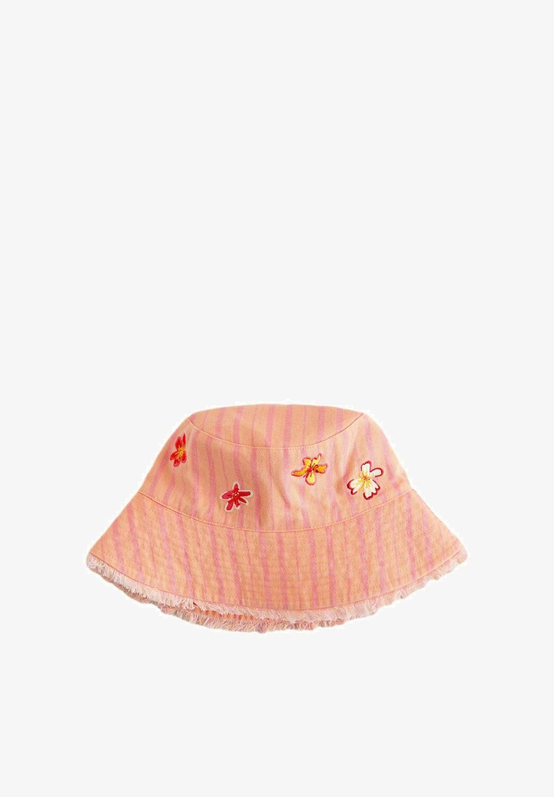 Chapeau bob à rayures roses avec des fleurs rouges, jaunes et blanches brodées et un bord effiloché.