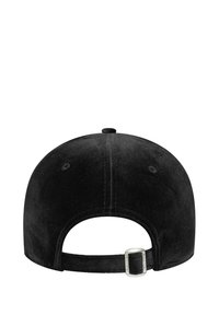 Cappellino da baseball in velluto nero con visiera curva, cinturino regolabile sul retro e una texture liscia. Nessun logo o decorazione visibile.