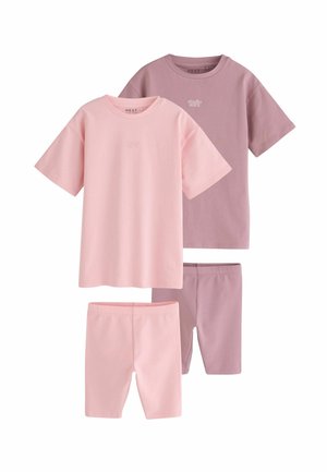Dva súpravy ležérneho oblečenia na doma s krátkymi rukávmi a kraťasmi v svetloružovej a fialovej farbe, s jemným nápisom „studio aura“ na horných dieloch.