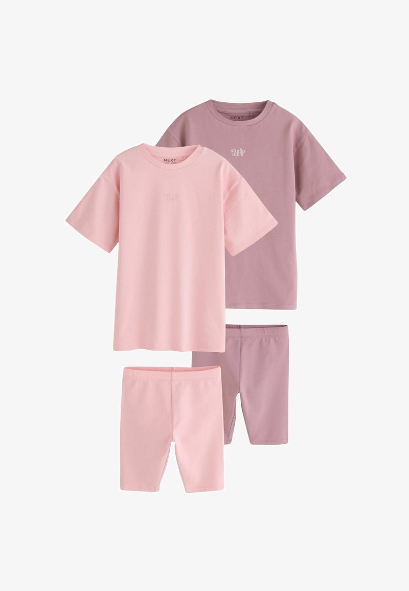 Deux ensembles de vêtements décontractés pour la maison, avec des manches courtes et des shorts en rose clair et mauve, ornés d'un texte subtil "studio aura" sur les hauts.