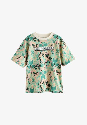Camiseta de manga corta en verde y beige con un patrón de camuflaje pixelado; presenta el logo de "MINECRAFT" en negro en el pecho.