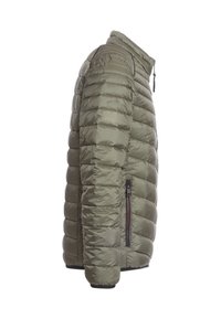 Chaqueta acolchada verde oliva con diseño de acolchado horizontal, bolsillo lateral con cremallera, cuello alzado y puños elásticos. Textura suave y brillante.