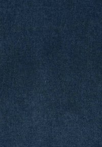Tessuto blu scuro con una trama liscia, caratterizzato da un motivo di intreccio uniforme e da una minima variazione di colore sulla sua superficie.