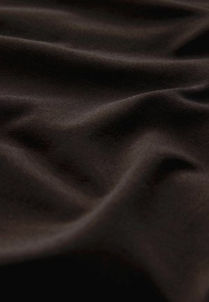 Czarna tkanina o miękkiej, gładkiej fakturze, pokazująca delikatne fale i fałdy, podkreślające jej lekkość i elastyczność.