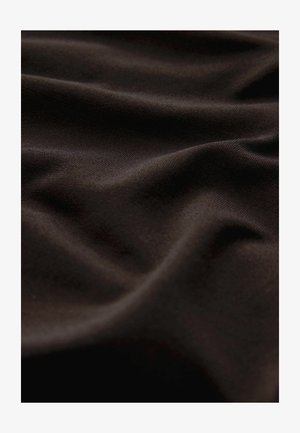 Svart tyg med en mjuk, slät textur som visar milda vågor och veck, vilket framhäver dess lätta och flexibla design.