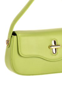 Borsa a mano in pelle verde con patta curva, dettagli in metallo dorato e una tracolla sottile, caratterizzata da una texture liscia e linee pulite.