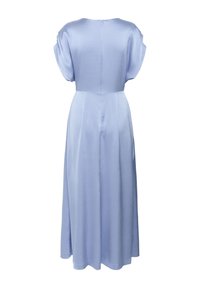 Abito lungo azzurro chiaro realizzato in tessuto testurizzato. Presenta maniche corte, scollatura rotonda e arriva sotto il ginocchio con un corpetto aderente.