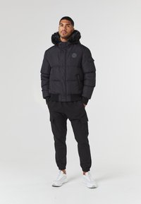 CLOSURE London HOODED SHORT PUFFER JACKET - Téli dzseki - black