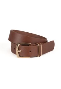 Ceinture en cuir marron avec boucle et passant en métal doré, enroulée sur un fond blanc.