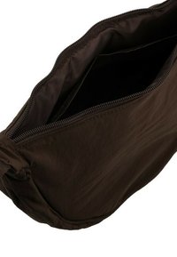 Borsa in tessuto marrone con texture liscia, dotata di chiusura con zip e interno spazioso con una tasca aggiuntiva.