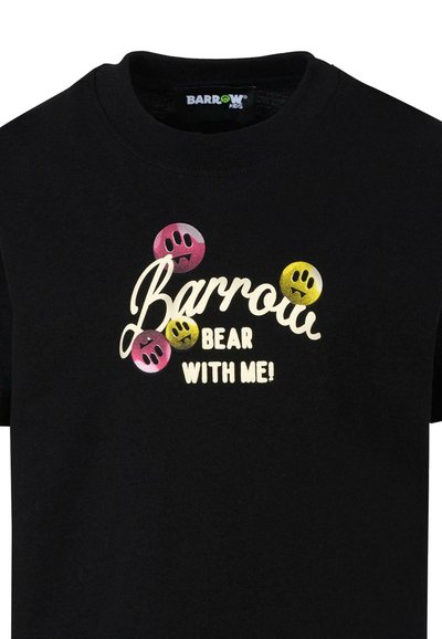 Zwarte katoenen t-shirt met kleurrijke, lachende gezicht graphics en de tekst "Barrow BEAR WITH ME!" in speelse, gedurfde typografie.