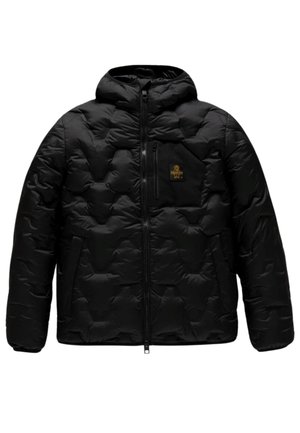 Giacca a vento nera con cappuccio, design trapuntato, chiusura con zip frontale e un piccolo logo sul petto. Presenta tasche laterali e polsini elasticizzati.