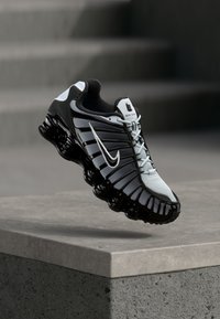 Δεν επιλέχθηκε, black/white/pure platinum-coloured