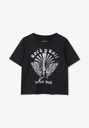 Črna bombažna majica s kratkimi rokavi in okroglim ovratnikom, ki ima bel grafični potisk kitare in kril z napisom "Rock n Roll ni mrtev."