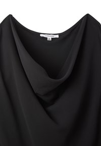 Blusa nera con collo a cowl realizzata in tessuto morbido. Presenta una vestibilità ampia e un collo drappeggiato con un'etichetta che mostra le informazioni sul marchio e sulla taglia.